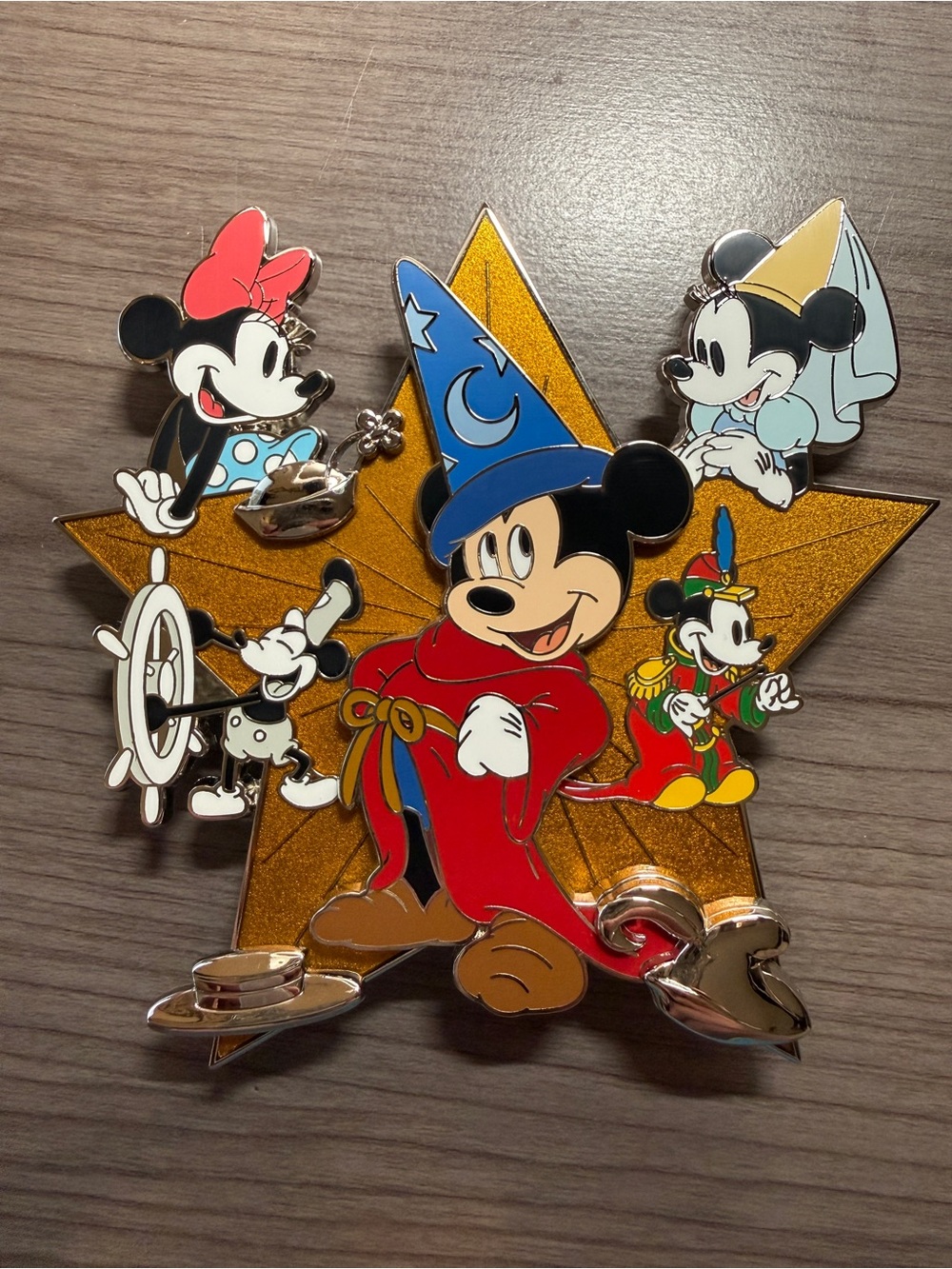 Disney Pins Mickey and Minnie Mouse 95 Magical Years